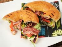 Bagels med färskost, sallad och bacon